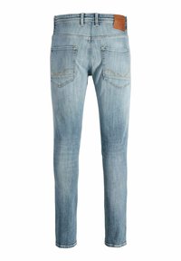 Vaqueros de mezclilla azul claro con un ajuste slim, diseño de cinco bolsillos, bolsillos traseros cosidos y un parche de cuero marrón en la cintura.