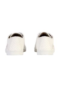 Baskets basses blanches à enfiler avec une tige texturée, un bout rond et une semelle discrète. Elles présentent un minimum de marquage et un intérieur lisse.