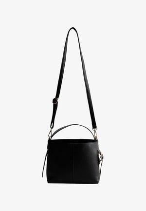 Czarna skórzana torebka na ramię z regulowanym paskiem i górnym uchwytem, o prostokątnym kształcie i złotych detalach metalowych.