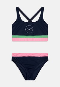 Navyblauer Badeoberteil mit überkreuzten Trägern und Roxy-Logo, ausgestattet mit grünen und pinken horizontalen Streifen. Passender Bikiniunterteil im ähnlichen Farbschema.