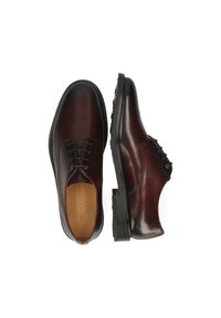 Scarpe in pelle borgogna con finitura liscia, punta rotonda, design con lacci e suola in gomma nera testurizzata. Presentano un marchio interno.