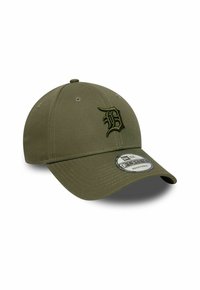 Olivgrüner Baseball-Cap aus Stoff mit verstellbarem Riemen. Verfügt über ein gesticktes Logo auf der Vorderseite und einen gebogenen Schirm.