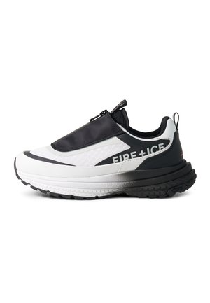 Schwarzer und weißer Sneaker mit dicker Sohle, Schlupf-Überzug und dem Schriftzug „FIRE + ICE“ auf dem Seitenpanel.