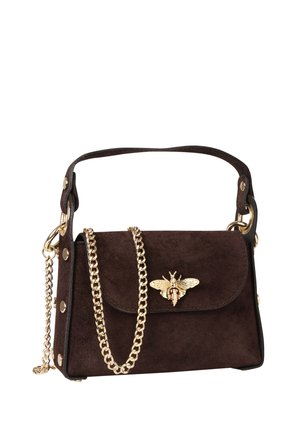 Sac à main en daim marron foncé avec un ornement abeille dorée sur le rabat, équipé d'une petite poignée et d'une bandoulière chaîne dorée.