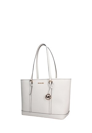 Biała torba typu tote Michael Kors z podwójnymi paskami na ramię i okrągłym zawieszonym na przednim pasku breloczkiem z logo MK.