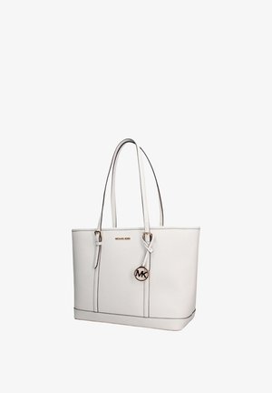 Biała torba typu tote Michael Kors z podwójnymi paskami na ramię i okrągłym zawieszonym na przednim pasku breloczkiem z logo MK.