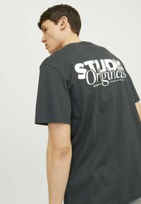 Jack & Jones JORVESTERBRO BACK SS CREW NECK  - Print T-shirt - forest river