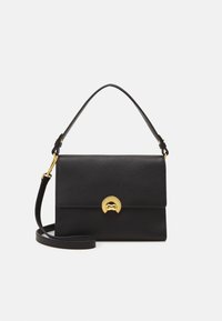 Borsa a mano in pelle nera con finitura texture, hardware dorato, manico superiore e tracolla regolabile. Presenta una chiusura circolare.