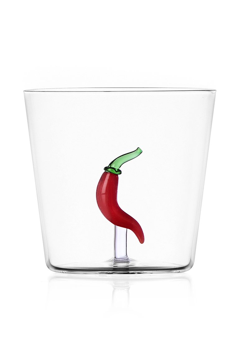 Przezroczysty szklany kubek z wzorem czerwonej papryki i zielonym liściem. Gładka tekstura, cylindryczny kształt i klarowne wykończenie.