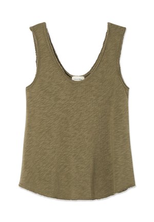 Olive roheline tank top, millel on ümar kaelus, ilma varrukateta disain, tekstuuriga kangas ja toores servade detailid. Silt asub kaela sisepinnal.