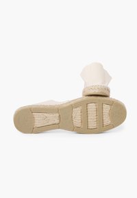 Espadrille sandaal met een geweven jute zool en een beige canvas bovenkant, met een multitextuur ontwerp en een ronde hak. Maat 36.