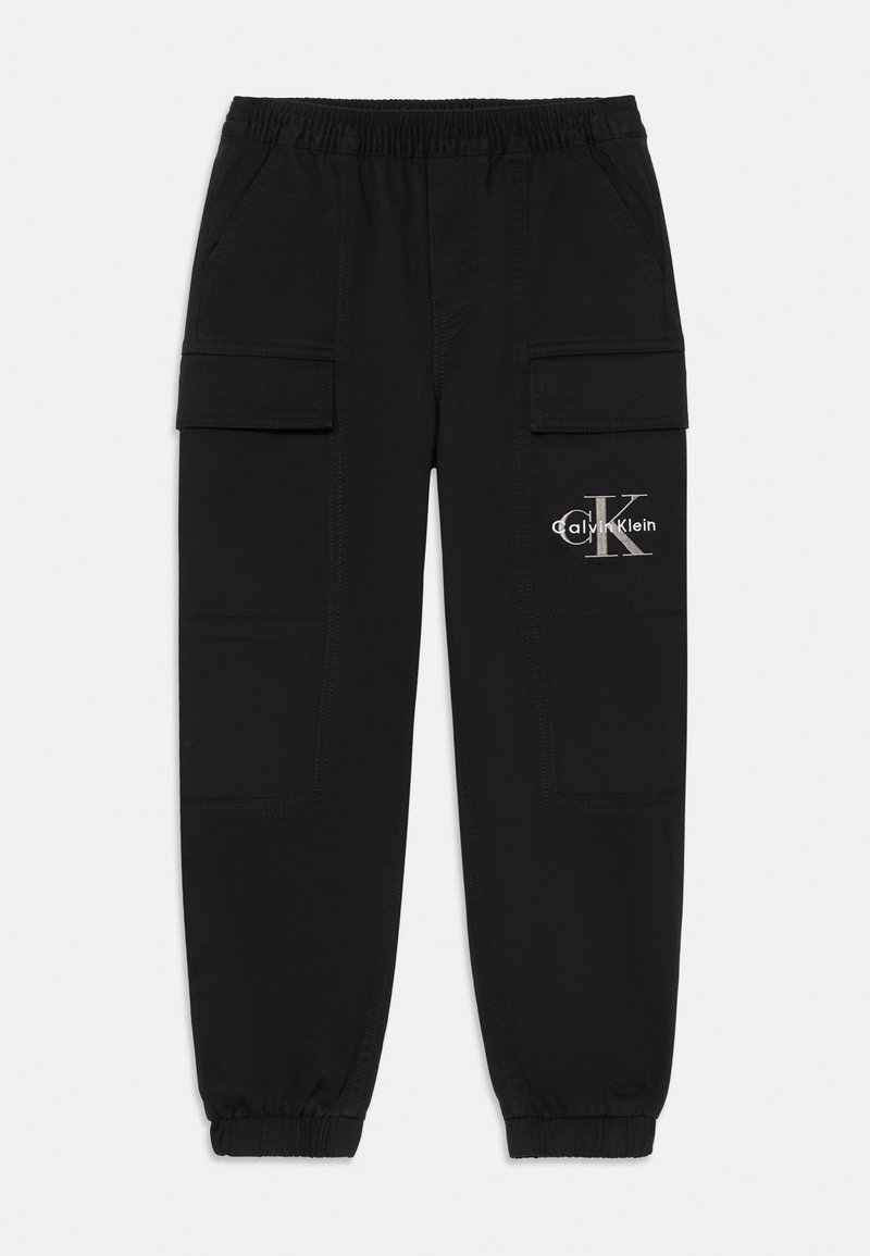 Pantaloni jogger cargo neri con vita e polsini elastici, tasche laterali con pattina e logo Calvin Klein sulla tasca destra della coscia.