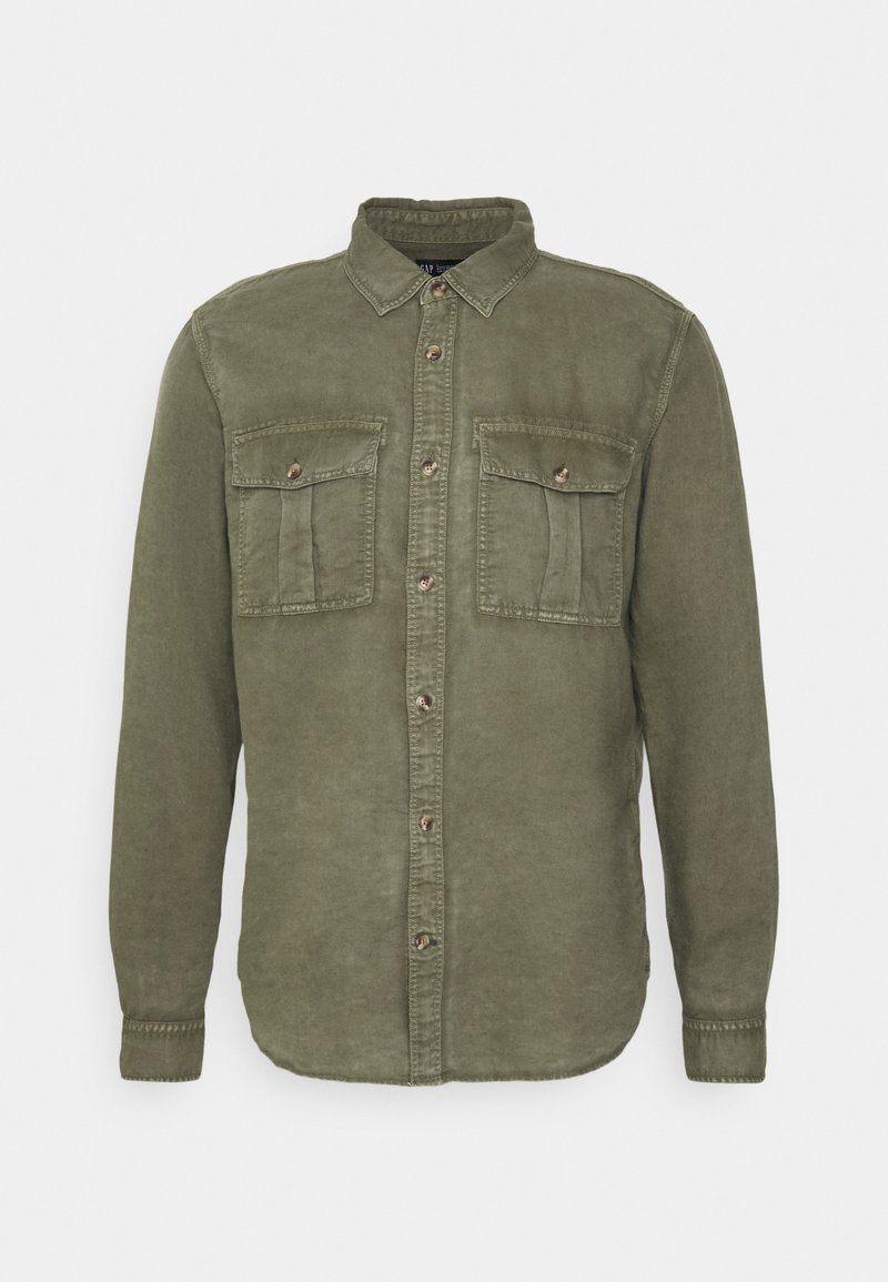 Camicia verde oliva a maniche lunghe realizzata in tessuto morbido, con chiusura a bottoni sul davanti, due tasche sul petto e un colletto classico.