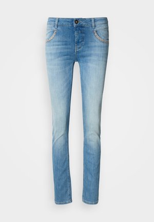 Lyseblå denimjeans med smal passform, med subtilt broderidetalj på lommene, og et klassisk design med fem lommer.