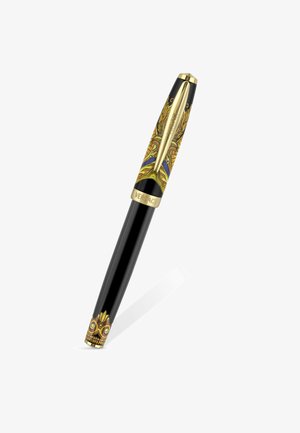 Penna nera con clip e fascia dorate, decorata con vivaci motivi barocchi ornamentali e la scritta "VERSACE" incisa sulla fascia dorata vicino al cappuccio.
