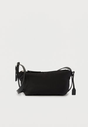Zwarte rechthoekige crossbodytas met verstelbare leren band en ritssluiting aan de bovenkant op een effen witte achtergrond.