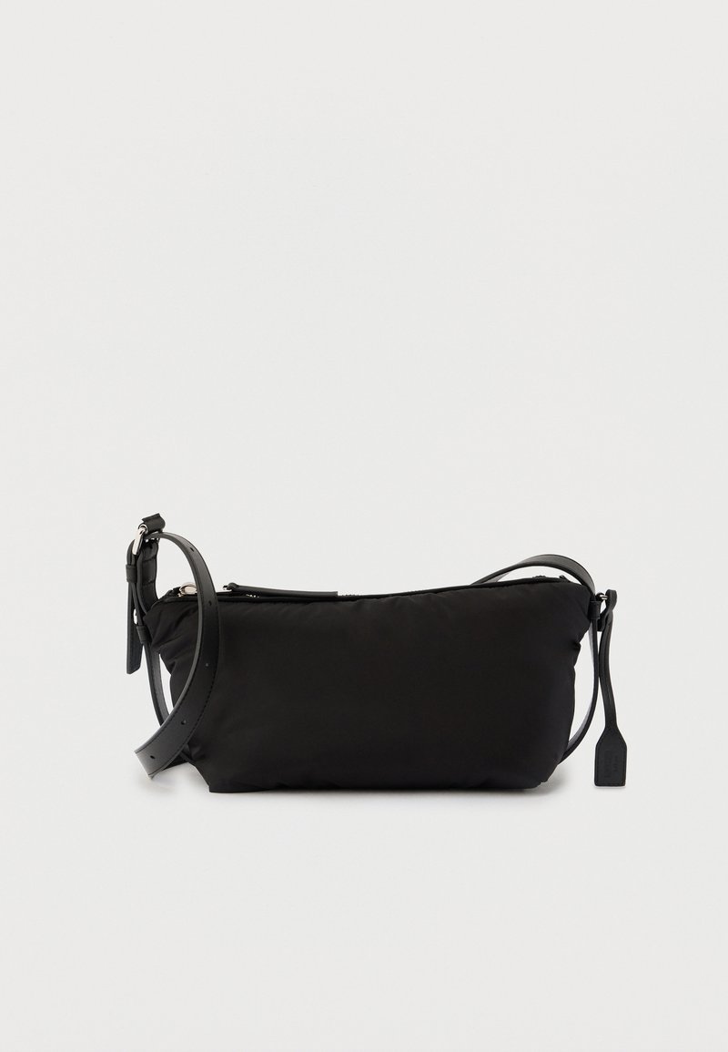 Μαύρο ορθογώνιο τσαντάκι ώμου με ρυθμιζόμενο λουρί από δέρμα και επάνω κλείσιμο με φερμουάρ σε απλό λευκό φόντο.
