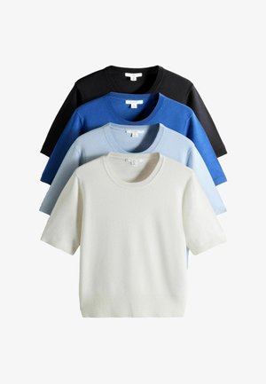 Neljä lyhythihainen pyöreäkauluspuseroa pinottuna, värit edestä taaksepäin: valkoinen, vaaleansininen, sininen ja musta, esillä yksinkertaisella valkoisella taustalla.