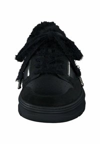 Sneaker nera con una combinazione di pelle liscia e morbida scamosciata. Suola spessa con lacci sfilacciati e dettagli in metallo argentato.