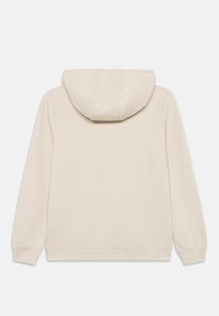 Beige pullover hoodie met lange mouwen, geribde manchetten en een geribde tailleband, van achteren getoond op een witte achtergrond.