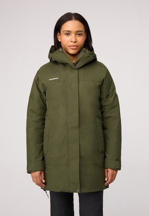 Olijfgroene geïsoleerde jas met een capuchon, voorrits en drukknopsluiting; heeft zijzakken en een logo detail op de borst.