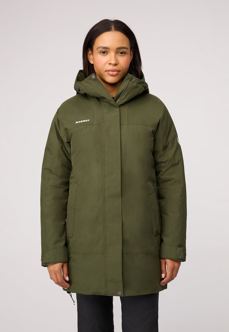 Olijfgroene geïsoleerde jas met een capuchon, voorrits en drukknopsluiting; heeft zijzakken en een logo detail op de borst.