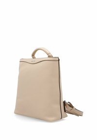 Beige Leder-Rucksack mit einem abgerundeten oberen Griff, glatter Textur, schwarzen Paspelakzenten und einem verstellbaren Riemen, der auf einer Seite angebracht ist.