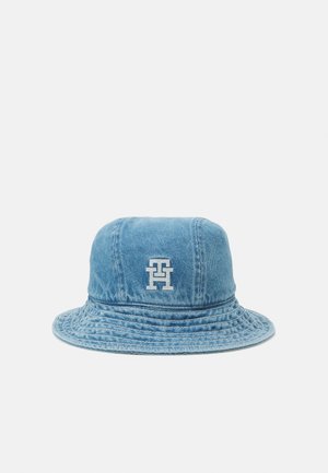 Lyseblå denim-bucket hat med hvidt broderet "TH" logo foran, vist på en ren hvid baggrund.