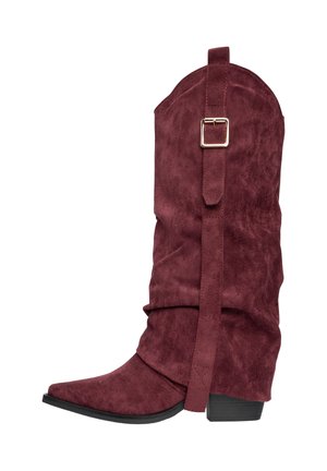 Bordeauxrode suède cowboylaars met een nonchalant ontwerp, een puntige neus en een gouden gesp aan de zijkant. Lage gestapelde hak.