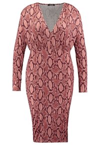 Šaty s hadím vzorem v růžové a hnědé barvě, s dlouhými rukávy, hlubokým výstřihem ve tvaru V a přiléhavým střihem. Povrchová textura látky.