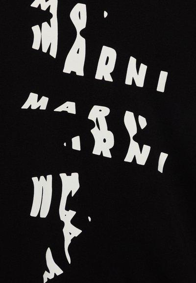 Textil negro con letras blancas distorsionadas que dicen "Marni". Las letras varían en tamaño y forma, creando un patrón visual dinámico.