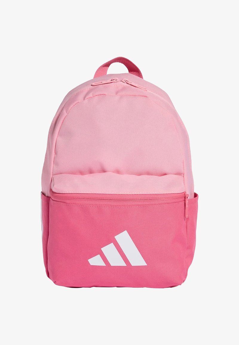 Ružový batoh s hladkou textúrou látky, ktorý má veľkú hlavnú priehradku a prednú zipsovú vrecko. Biele logo je zreteľne zobrazené.