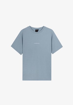 Lichtblauwe katoenen t-shirt met een ronde hals en korte mouwen. Voorzien van de tekst "TOMORROWLAND" in witte letters op de voorkant.