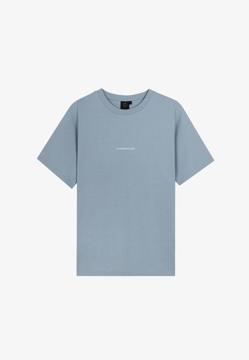 Lichtblauwe katoenen t-shirt met een ronde hals en korte mouwen. Voorzien van de tekst "TOMORROWLAND" in witte letters op de voorkant.