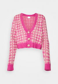 Zkrácený svetr v růžovém a krémovém houndstooth vzoru, s výstřihem do V, čtyřmi knoflíky a žebrovanými manžetami. Měkká pletená textura.