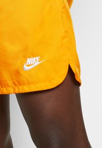 Nike Sportswear M NSW SPE WVN LND FLOW SHORT - Calças de fato de treino - kumquat/white