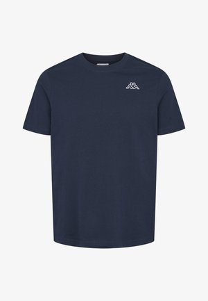 Dunkelblaues Kurzarm-T-Shirt mit Rundhalsausschnitt und kleinem weißen Emblem auf der linken Brust, das zwei Rücken an Rücken sitzende Figuren zeigt.