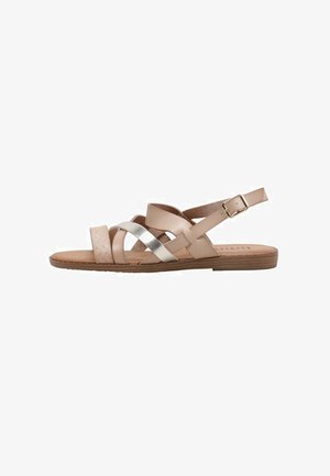 Sandale en cuir beige avec un design tressé, des accents argentés et une bride de cheville ajustable. Semelle intérieure texturée et semelle plate.