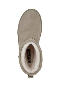 Beige Wildleder-Ankle-Boot mit einer weichen, hellen Fellfutter, runder Zehenpartie und Ziehhilfe an der Rückseite für ein einfaches Anziehen. Markenlabel innen.