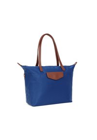Borsa tote in nylon blu con manici in pelle marrone e una tasca frontale. Materiale dalla texture liscia; forma strutturata; dotata di chiusura superiore e ampio interno.