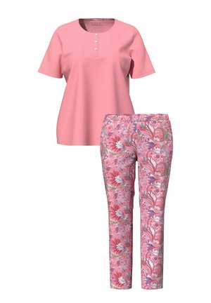 Camicia rosa a maniche corte con tre bottoni abbinata a pantaloni a vita alta e a gamba stretta con motivo floreale e vorticoso rosa.