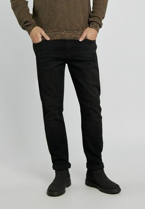 - Jeansy Slim Fit