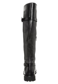 Czarne skórzane wysokie buty do kolan o gładkim wykończeniu, z bocznym zamkiem błyskawicznym i akcentem klamry blisko góry, płaska podeszwa.