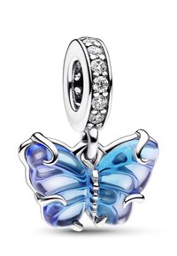 Modrý motýlí prívesok z skla so striebornými akcentmi a jasnou kubickou zirkóniou na očku. Obsahuje vrstvené krídla a leštený povrch.