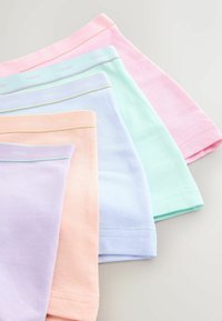 Viis pastelltoonides pikemat puuvillast aluspükste virna roosas, mündirohelises, lavendlis, virsikus ja helesinises toonis, neutraalsel taustal.