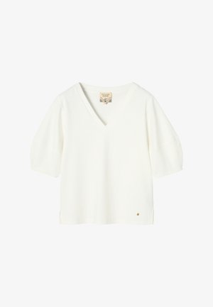 Hvid V-hals bluse med korte ærmer, let puffede ærmer og lille logo-tag nær kanten, vist på ensartet hvid baggrund.