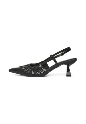 Scarpa slingback in vernice nera con punta a punta, parte superiore arricciata, cinturino regolabile con fibbia e tacco svasato di altezza media.