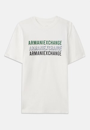 Valkoinen puuvillapaita, jossa on toistuva teksti "ARMANIEXCHANGE" vihreänä, sinisenä ja mustana. Lyhyet hihat ja klassinen pyöreä kaula-aukko.