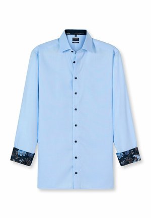 Helles blaues langärmliges Hemd mit schwarzen Knöpfen und kontrastierenden floral gemusterten Manschetten aus dunkelblauem und schwarzem Stoff.