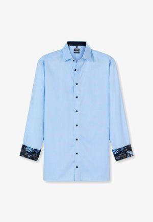 Helles blaues langärmliges Hemd mit schwarzen Knöpfen und kontrastierenden floral gemusterten Manschetten aus dunkelblauem und schwarzem Stoff.